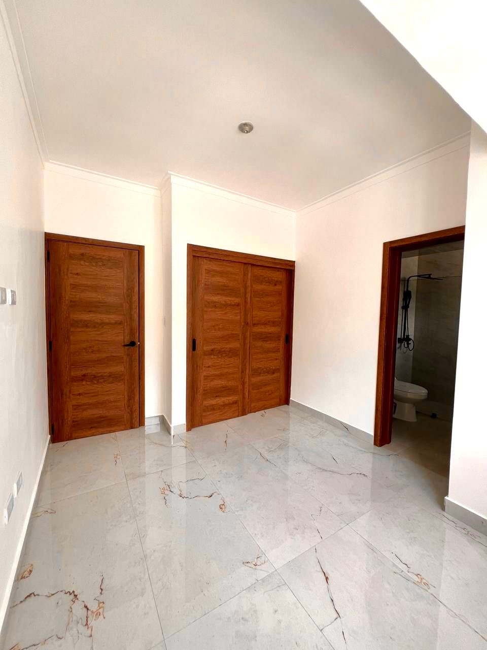 Torre Naco - pasillo closets y bano real